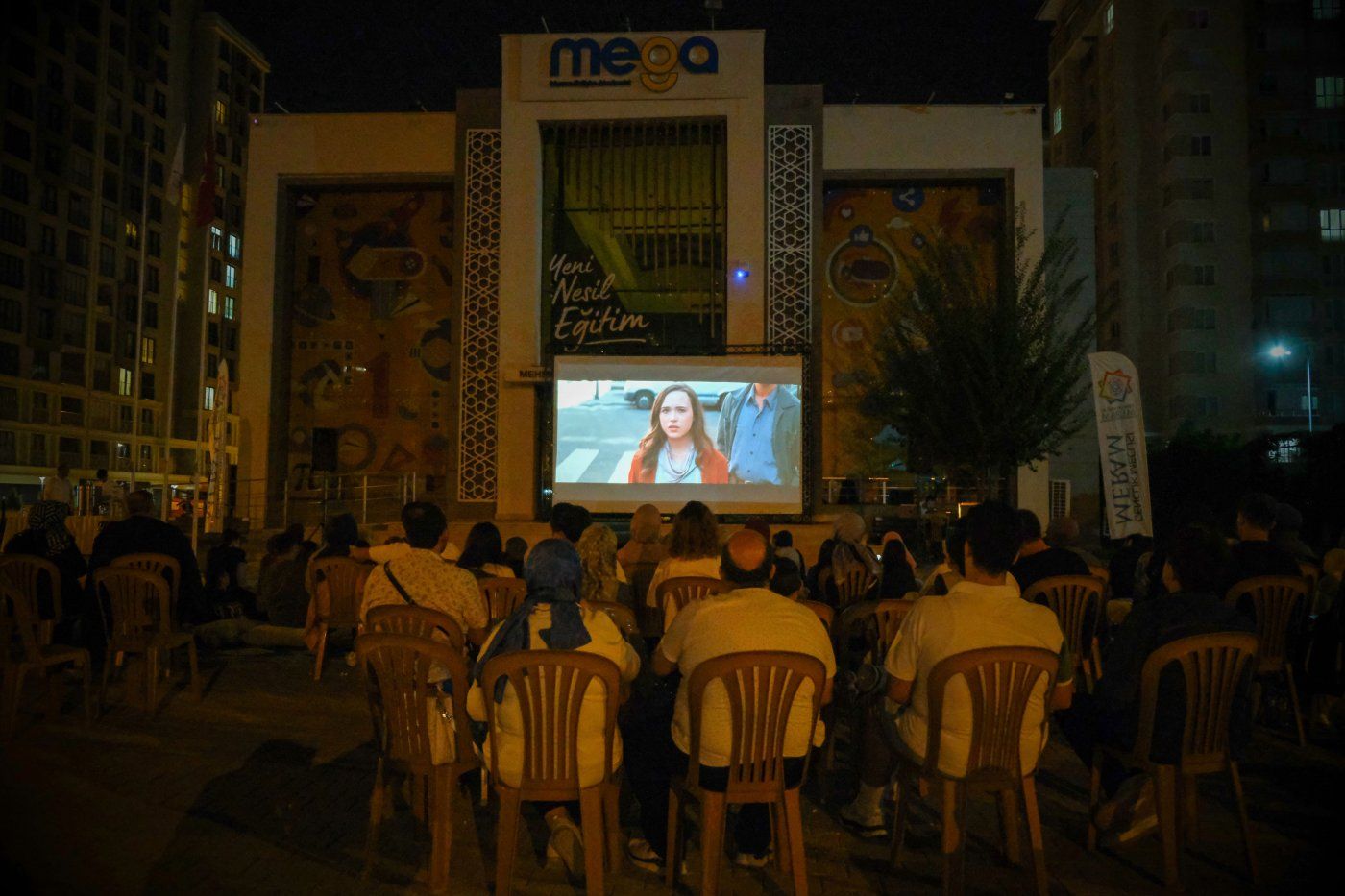 Meram'da gençler, yıldızların altında sinema keyfi yaşadı