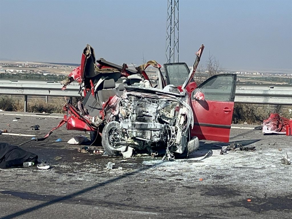 Niğde’de katliam gibi kaza! Otomobil parçalandı: 2 ölü, 3 yaralı