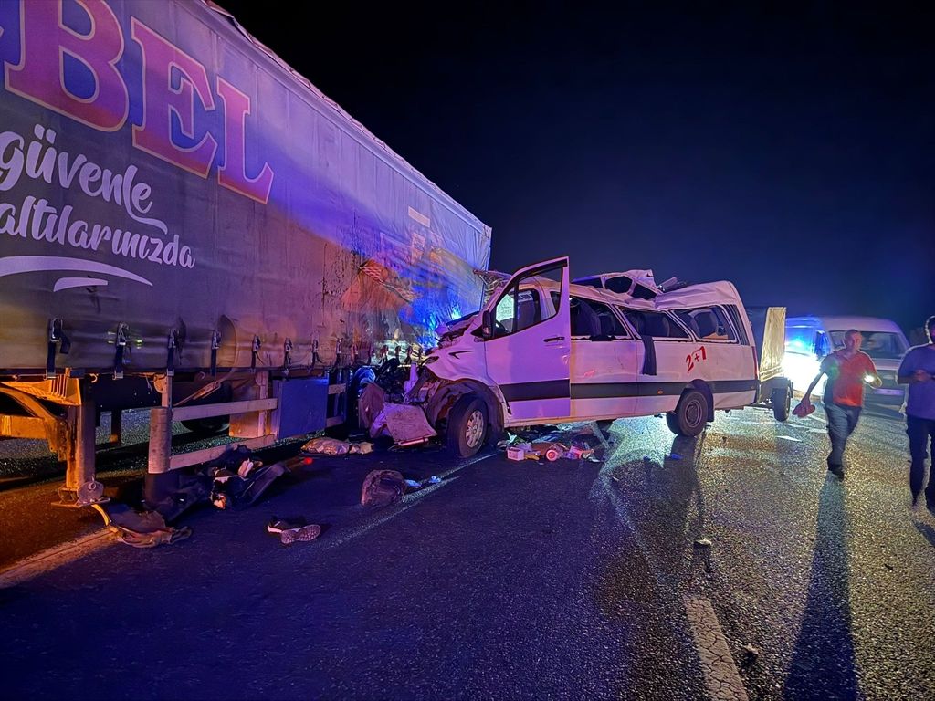 Tarım işçilerini taşıyan minibüs TIR'a çarptı: 3 kişi öldü, 16 kişi yaralandı