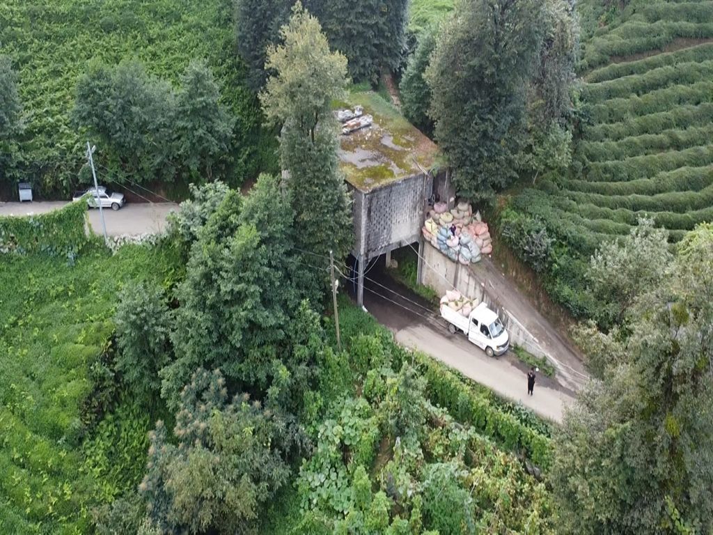 Üstü çay alım yeri, altı yol