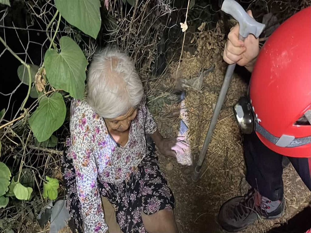 Yaşlı kadın mama verdiği köpek sayesinde bulundu