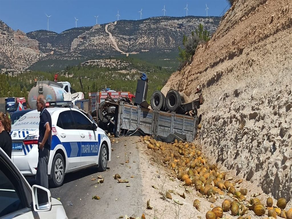 Yolcu otobüsü ile kamyon çarpıştı; 3 ölü, 7 yaralı