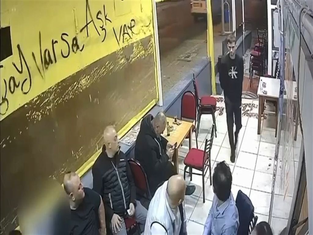 Çay ocağında otururken tabancayla vuruldu, o anlar kamerada