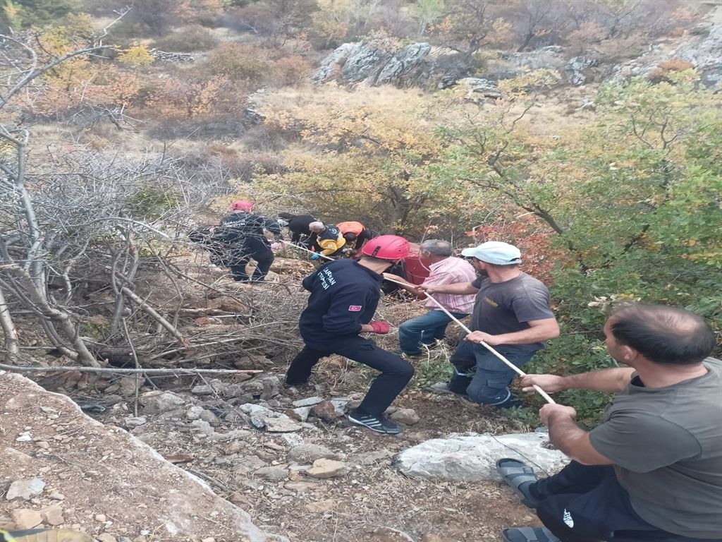 Karaman'da Otomobil şarampole yuvarlandı: 3 yaralı