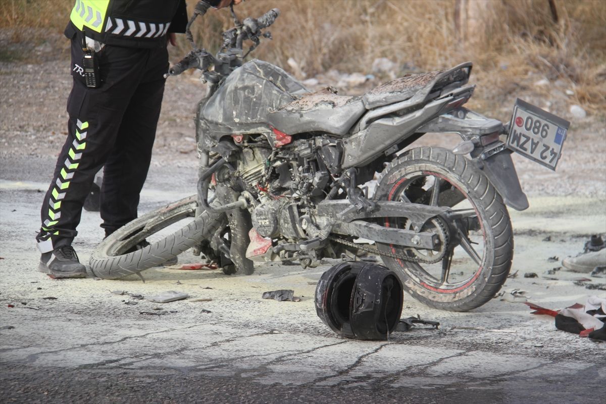 Konya'da işçi servisi ile motosikletin çarpıştığı kazada 2 kişi yaralandı