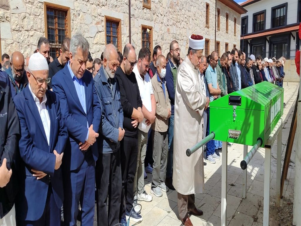 Konya'da otomobilin çarpması ile ikiye bölünen araçta ölen öğretmen defnedildi