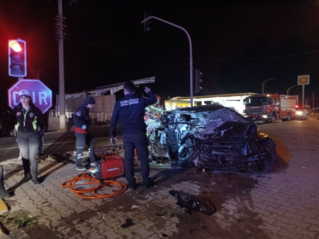 Manisa'da TIR ile otomobil çarpıştı: 1 ölü, 3 yaralı