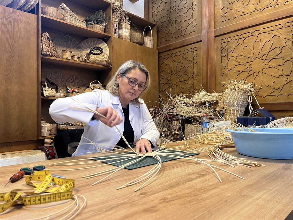 Babaannesinden gördüğü sepet örücülüğünde ustalaştı, kültürel miras taşıyıcısı oldu