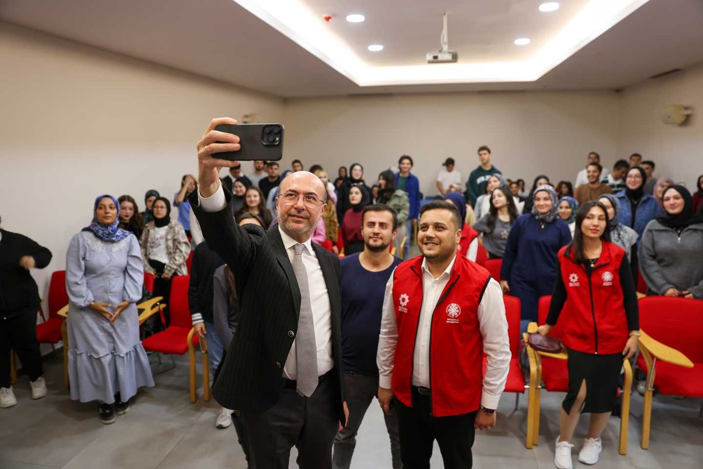 Başkan Pekyatırmacı Gençlerle Buluştu