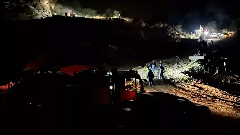  Taş ocağında göçük altında kalan 1 kişinin cansız bedenine ulaşıldı