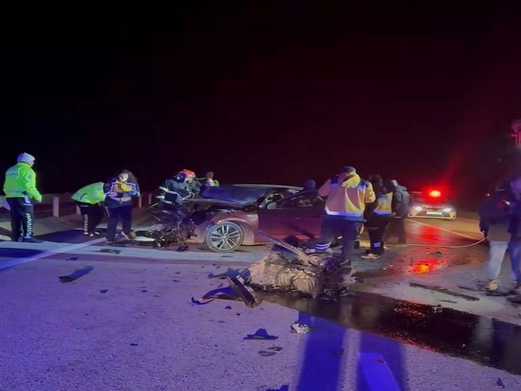 Çanakkale'de 2 otomobil çarpıştı: 5 ölü, 1 yaralı