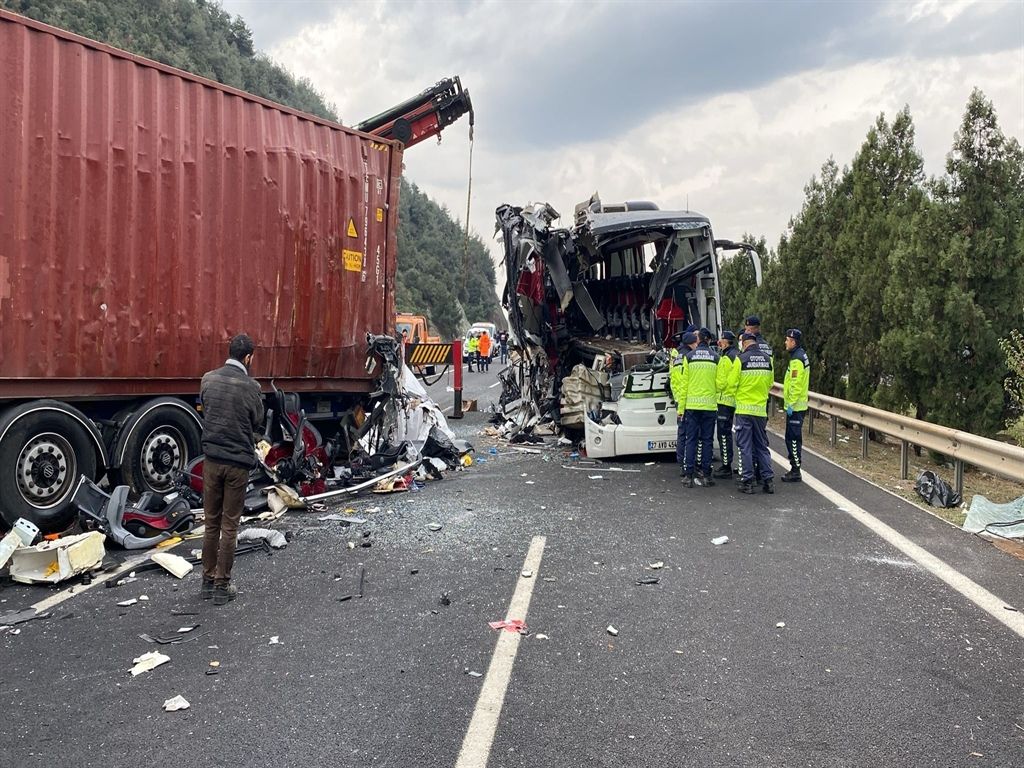Yolcu otobüsü, otoyolda TIR'a çarptı; 7 ölü, 11 yaralı
