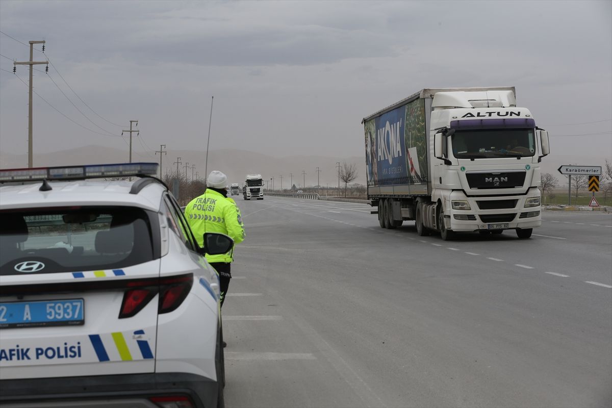 Konya'da kuvvetli rüzgar ve fırtına etkili oluyor