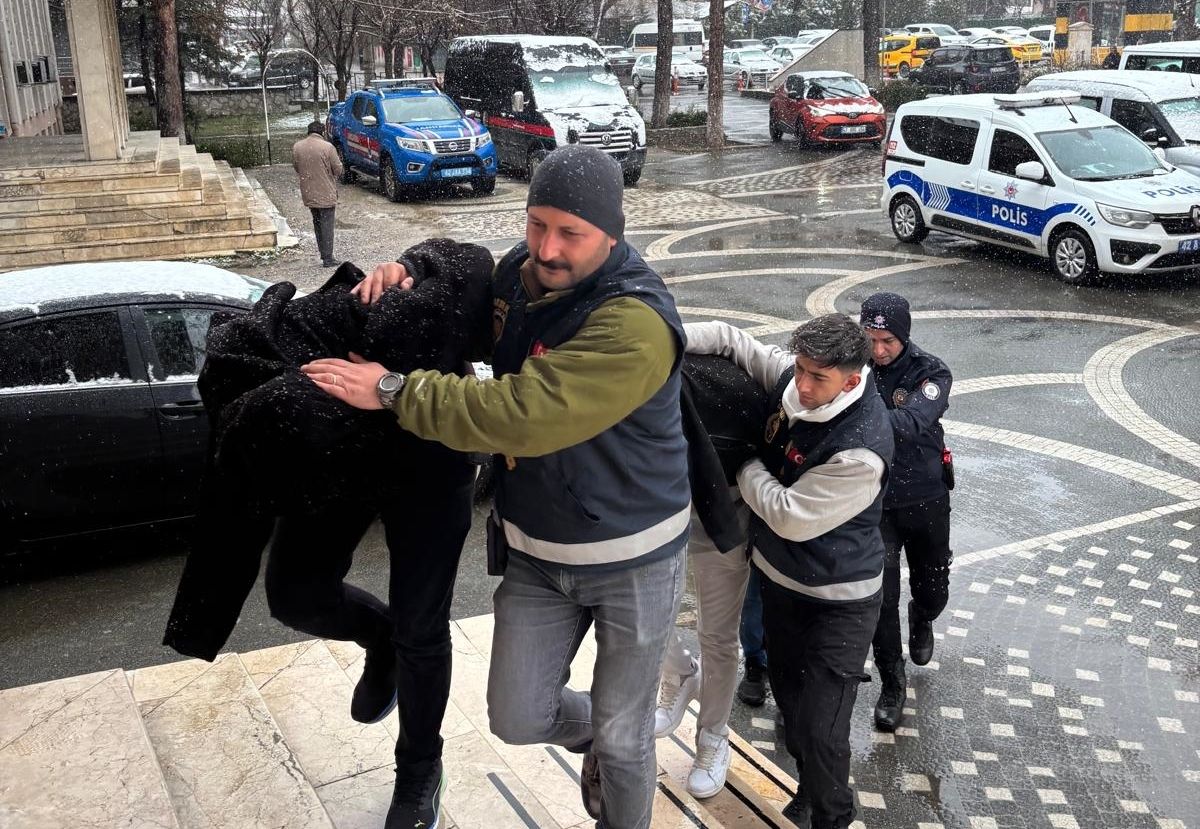 Konya'da sahte altın satmaya çalışan 3 şüpheli tutuklandı