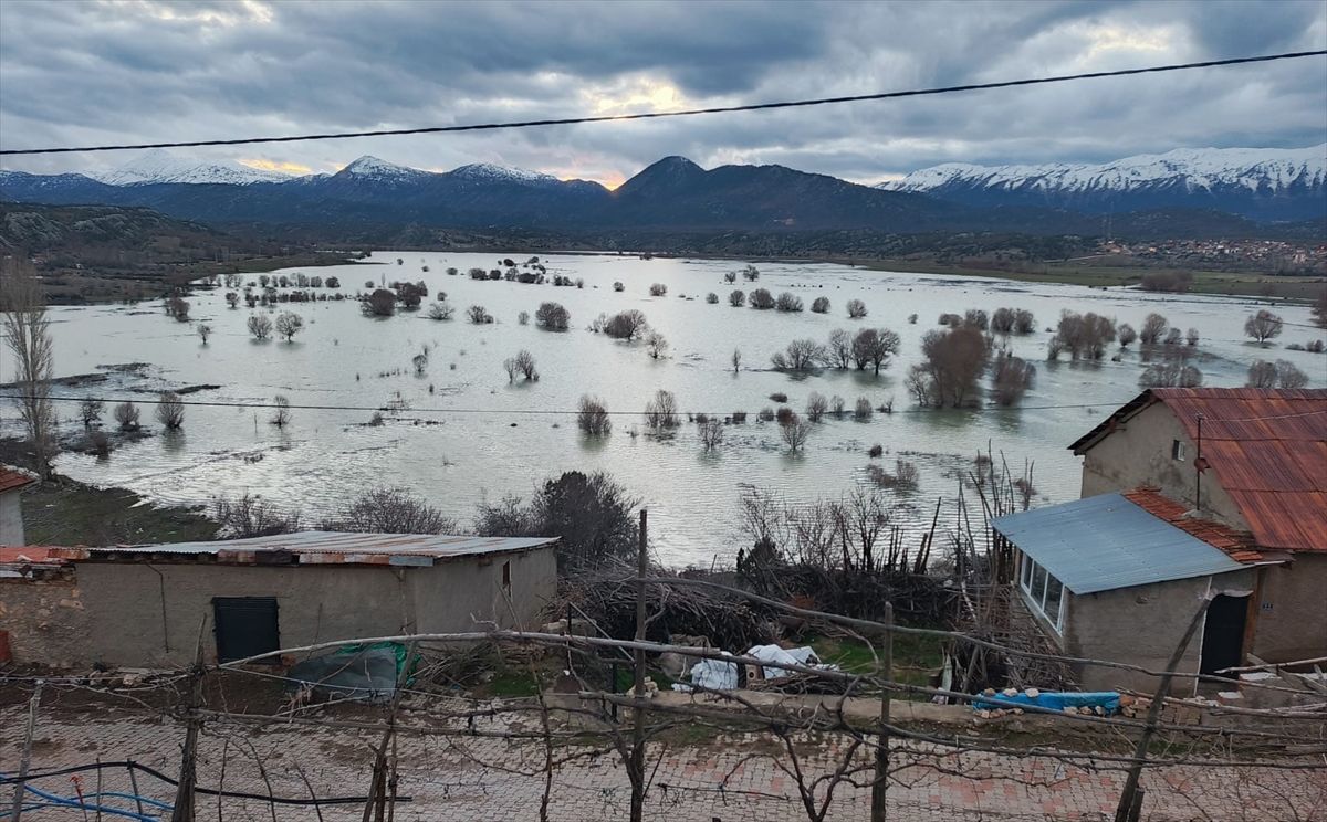 Konya'da yağış ekili alanlara zarar verdi