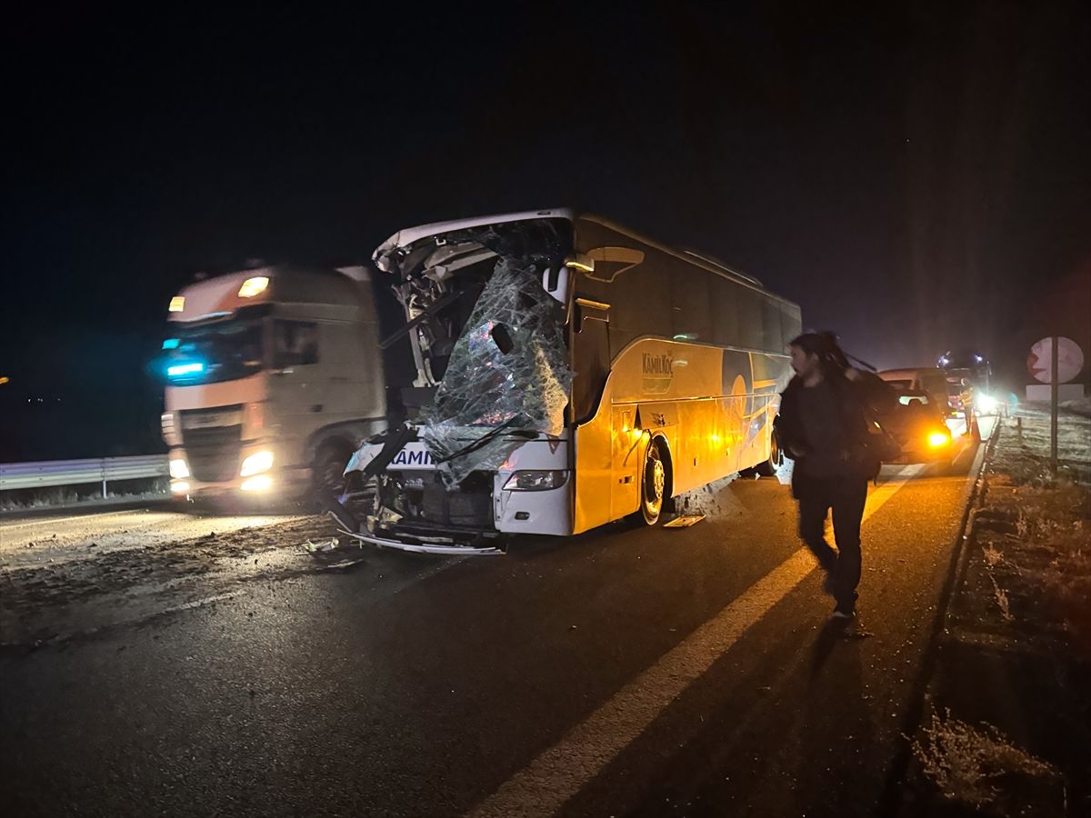 Ankara'da yolcu otobüsü, TIR'a çarptı: 1 ölü, 15 yaralı