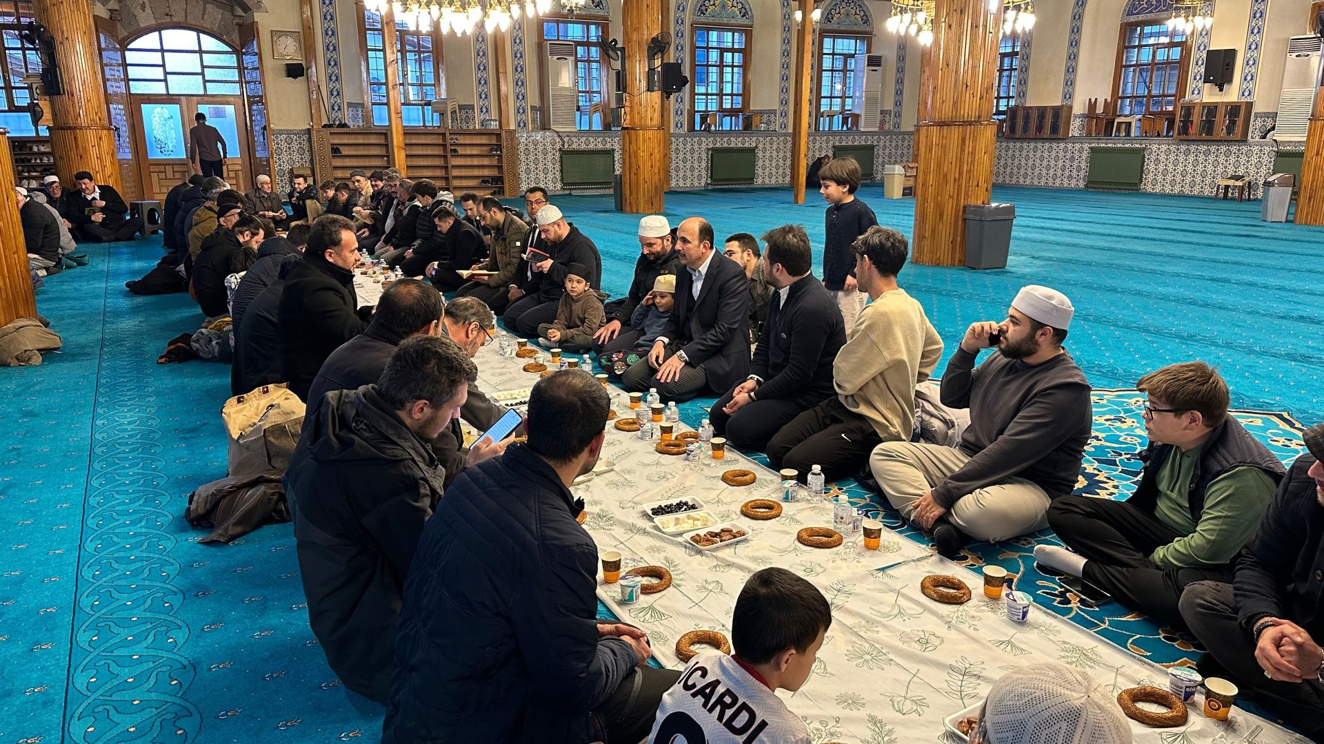 Başkan Altay Kapı Camii’nde Gelenek Olarak Sürdürülen “Ümmet İftarı”nın Bereketine Ortak Oldu