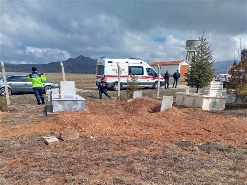 Boşanma aşamasındaki eşini anne ve babasının mezarı başında öldürüp, baldızını yaraladı