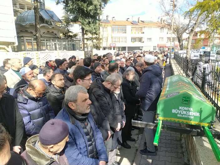 Gazeteci Ahmet Akbıyık, babasını toprağa verdi