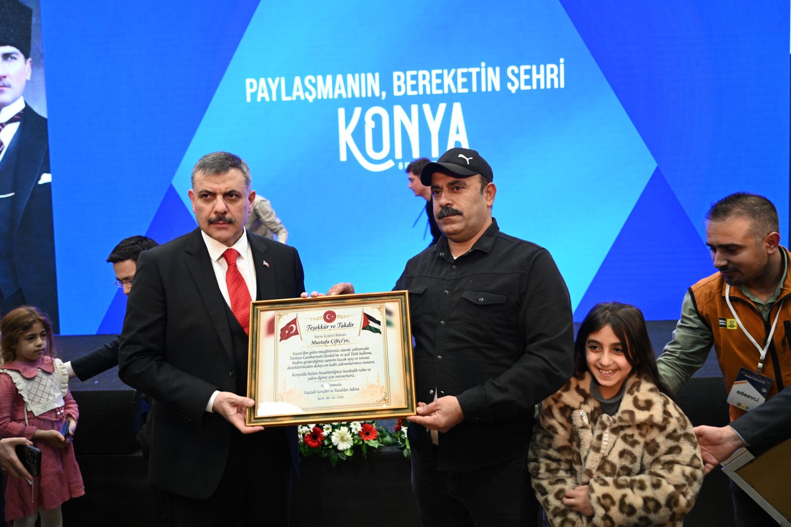 İçişleri Bakanı Çiftçi Konya’da “Gazze Gönül Sofrası İftarı”nda Gazzeli Ailelerle Buluştu