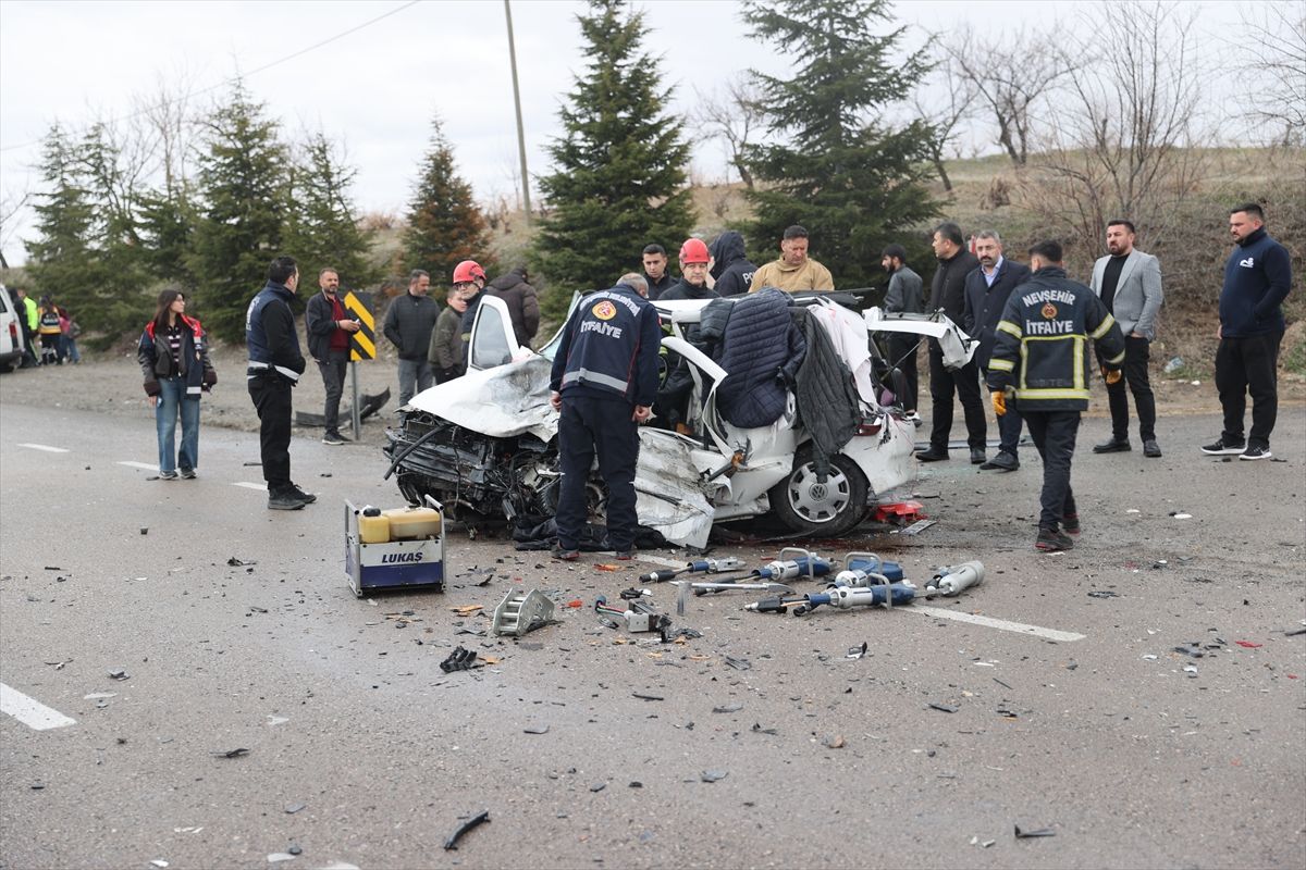 Nevşehir'de üç aracın karıştığı kazada 2 kişi öldü, 7 kişi yaralandı
