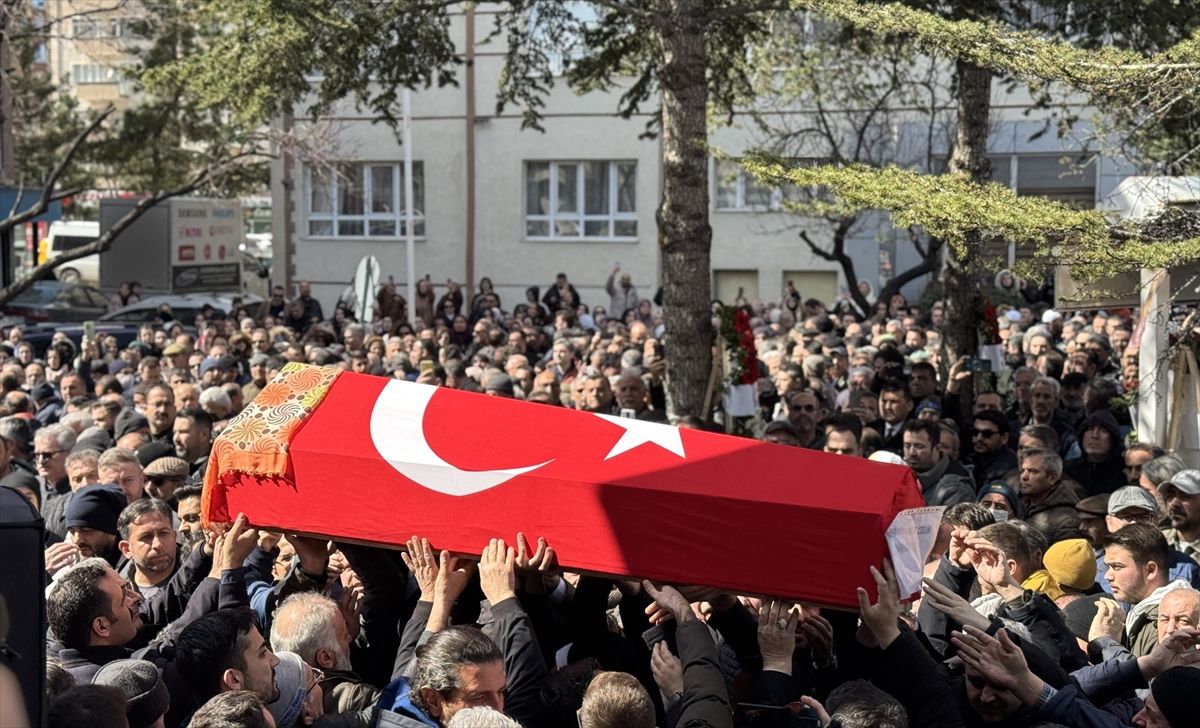 Öğrencisi tarafından öldürülen Fatma Nur öğretmen, son yolculuğuna uğurlandı