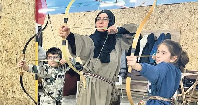 Yer Konya... Çocuklarıyla aynı hedefe ok atıyor