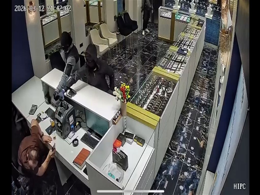 Yer Konya... Kuyumcu, soygunu çay kazanını fırlatarak önlemeye çalıştı; o anlar kamerada