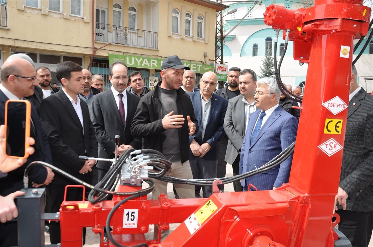 Akşehir'de üreticilere yem makinesi dağıtıldı