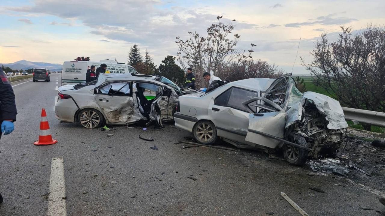 Eskişehir'de iki otomobil çarpıştı: 4 ölü, 2 kişi yaralı