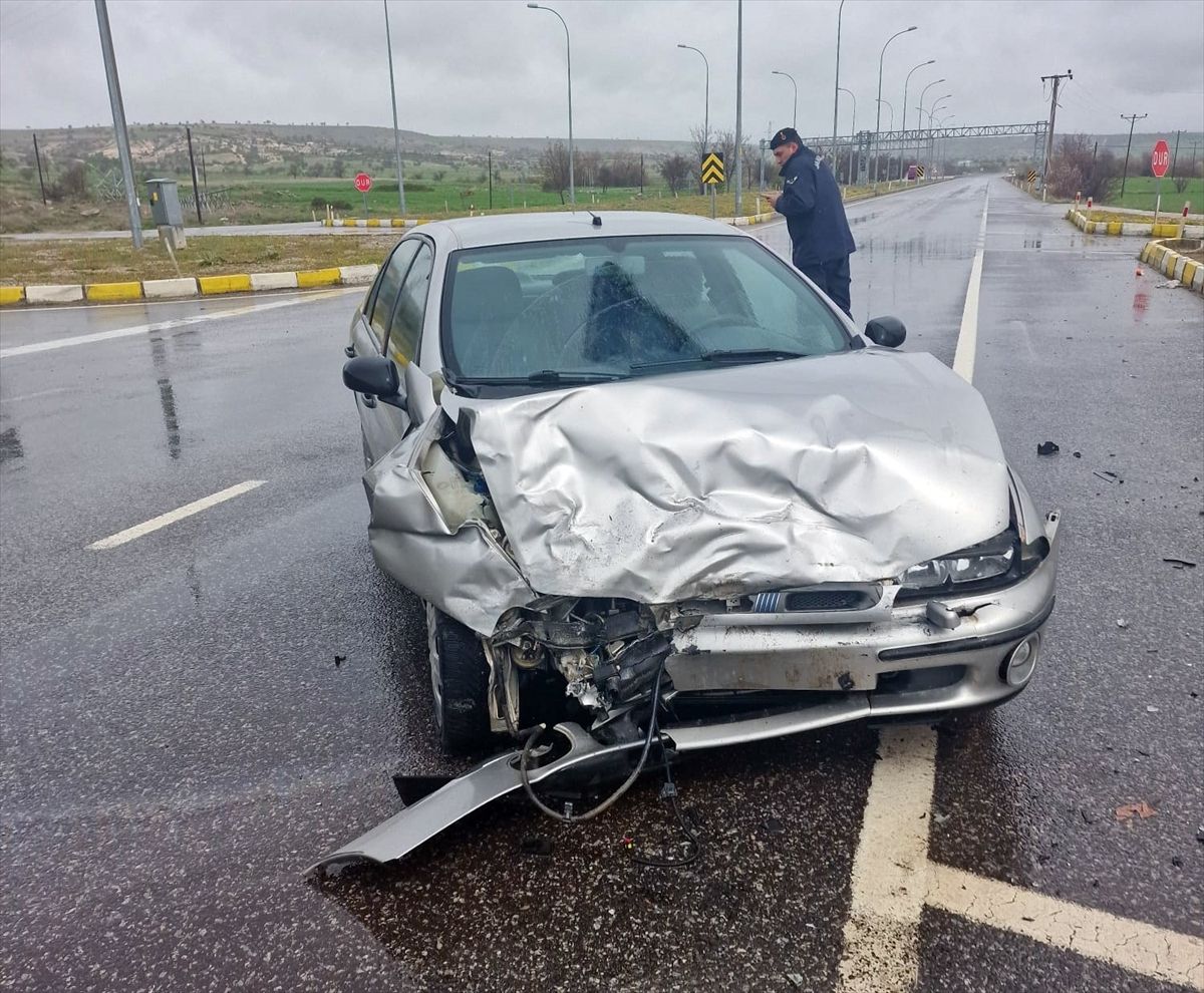 Konya'da hafif ticari araçla otomobilin çarpışması sonucu 4 kişi yaralandı