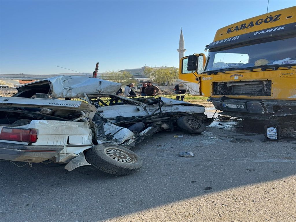 Konya’da TIR faciası! Otomobili metrelerce sürükledi! Genç sürücü hayatını kaybetti
