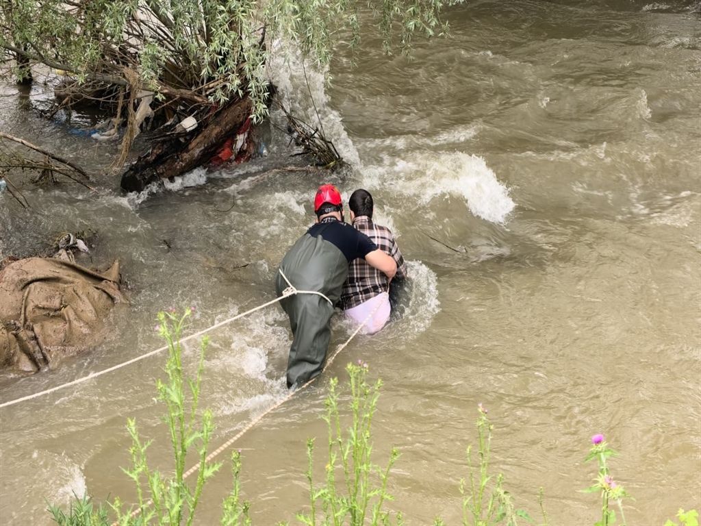  Akıntıya kapılıp 1 kilometre sürüklendi, çalılara tutunarak hayatta kaldı