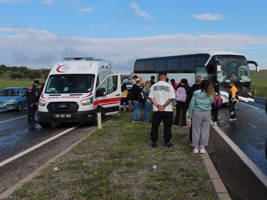 Aksaray'da tur otobüsü kaza yaptı: 16 yaralı