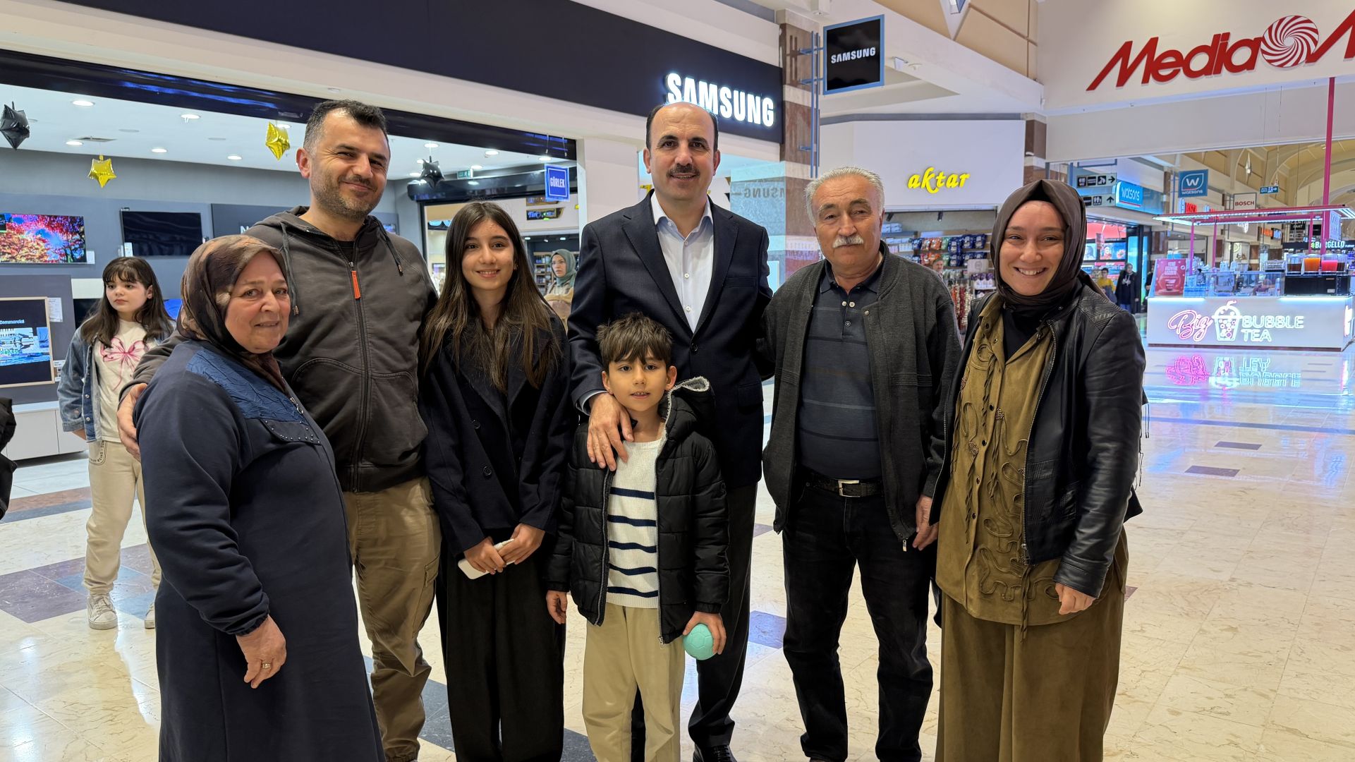 Başkan Altay Alışveriş Merkezinde Esnafla ve Vatandaşlarla Buluştu