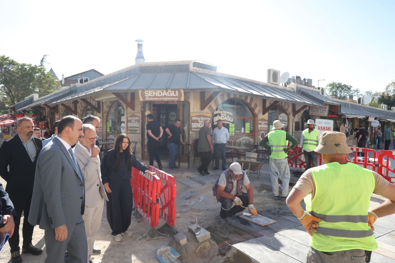 Başkan Altay Mevlana Caddesi’nde Yürütülen Çevre Düzenleme ve Meydan Yenileme Çalışmalarını İnceledi