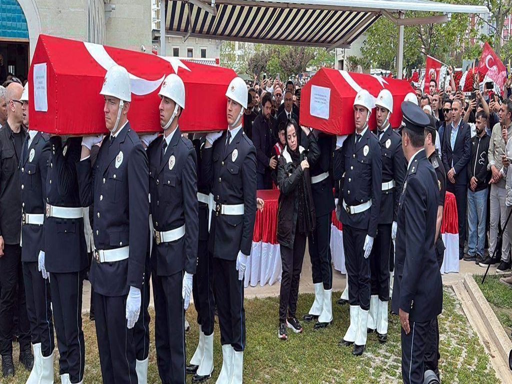 Bu acıya yürek dayanmaz... Şehit eşinin tabutunu omuzladı