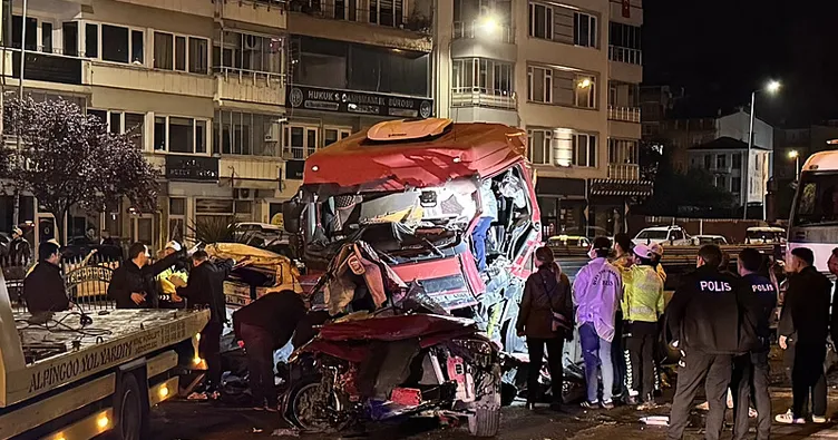 Giresun'da feci kaza! Tır, iki otomobile çarptı: 5 ölü, 6 yaralı