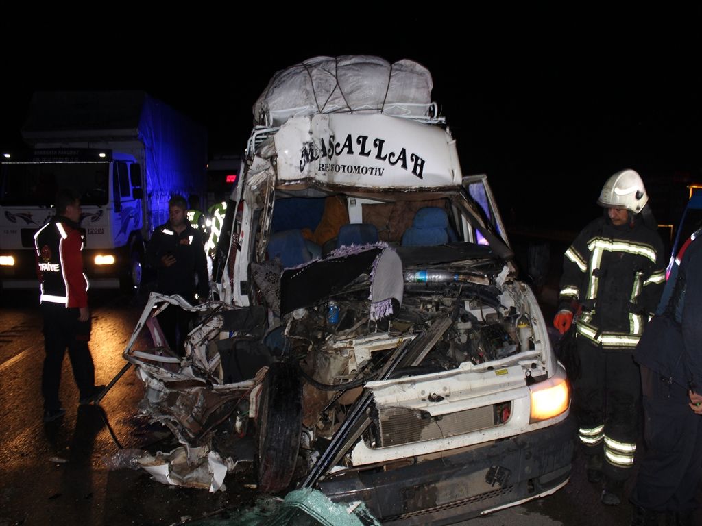 Konya - Aksaray yolunda  kaza: Tarım işçilerini taşıyan minibüs TIR’a arkadan çarptı: 12 yaralı