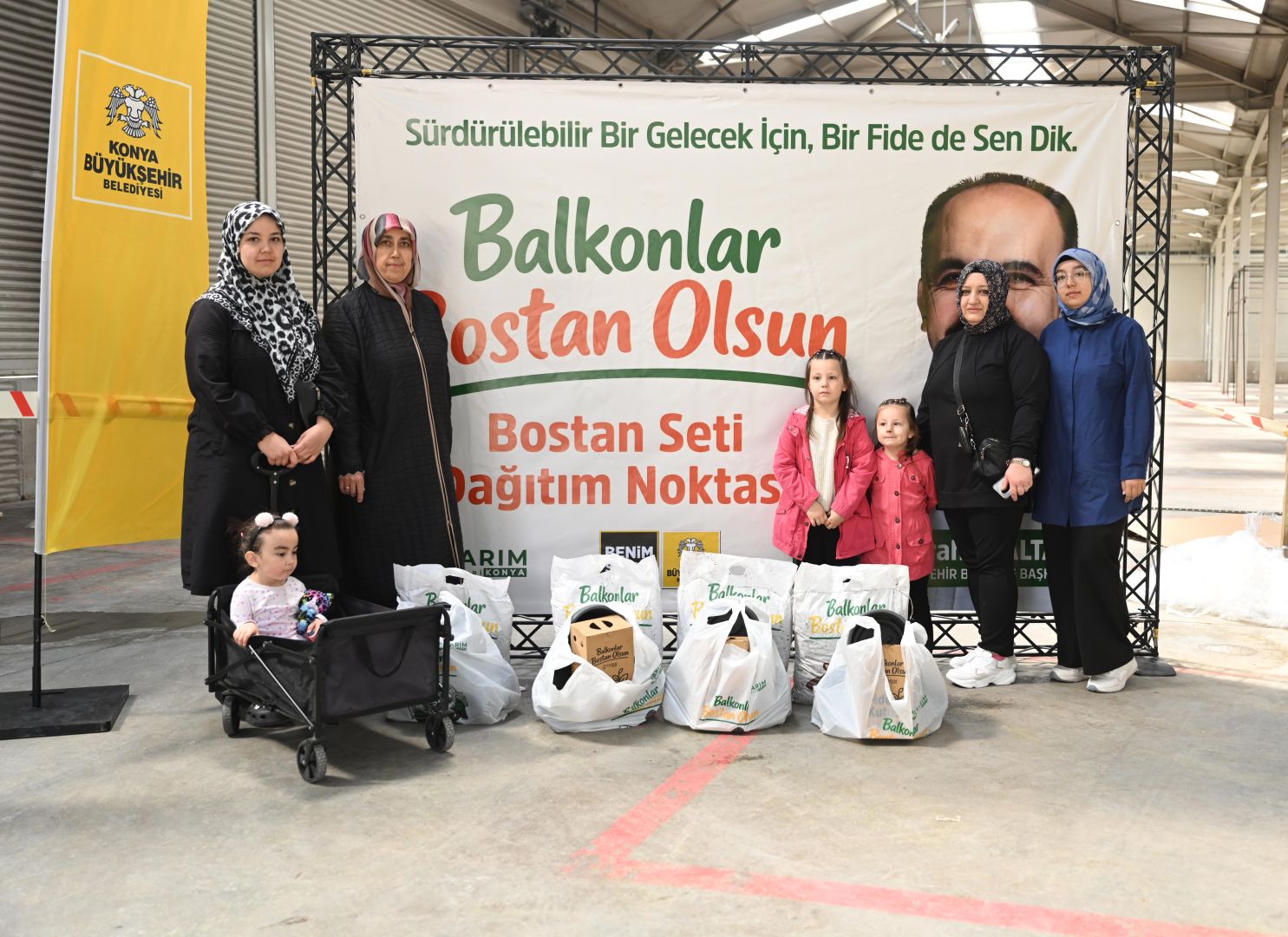 Konya Büyükşehir “Balkonlar Bostan Olsun” Projesinde Bostan Setlerinin Dağıtımına Başladı