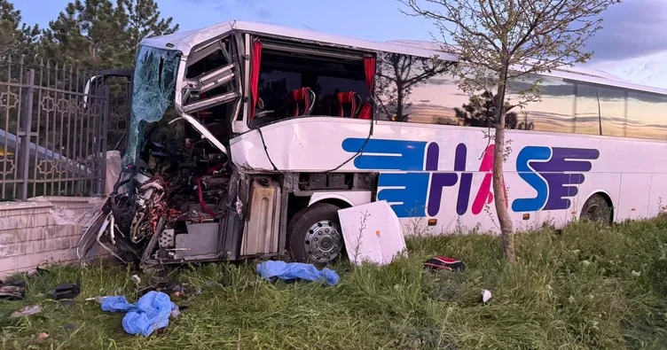 Konya'da feci kaza!  Yolcu otobüsü önce TIR’a ardından duvara çarptı: 1 ölü, 8 yaralı