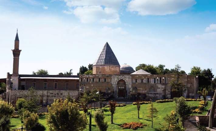Konya’da tarihi yapıdaki sır perdesi: Kemiklerin akıbeti tartışılıyor