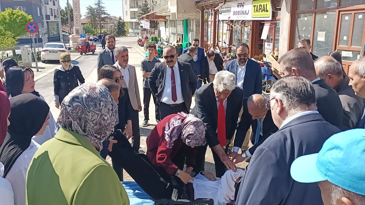 Konya'da törende bayılan öğrenciye ilk müdahaleyi doktor Belediye Başkanı yaptı