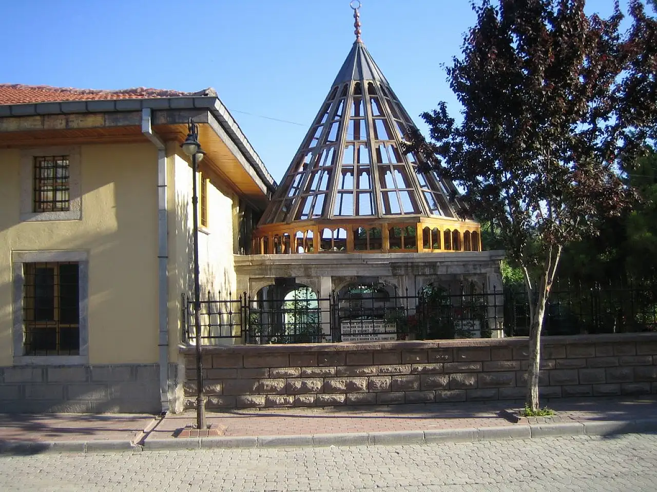 Konya’da yüzyıllardır süren inanış: Cuma günü çocuğunu alan bu türbeye gidiyor 