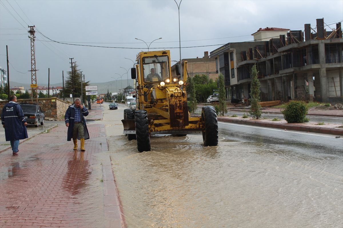 Konya'nın Yunak ilçesinde sağanak sele dönüştü