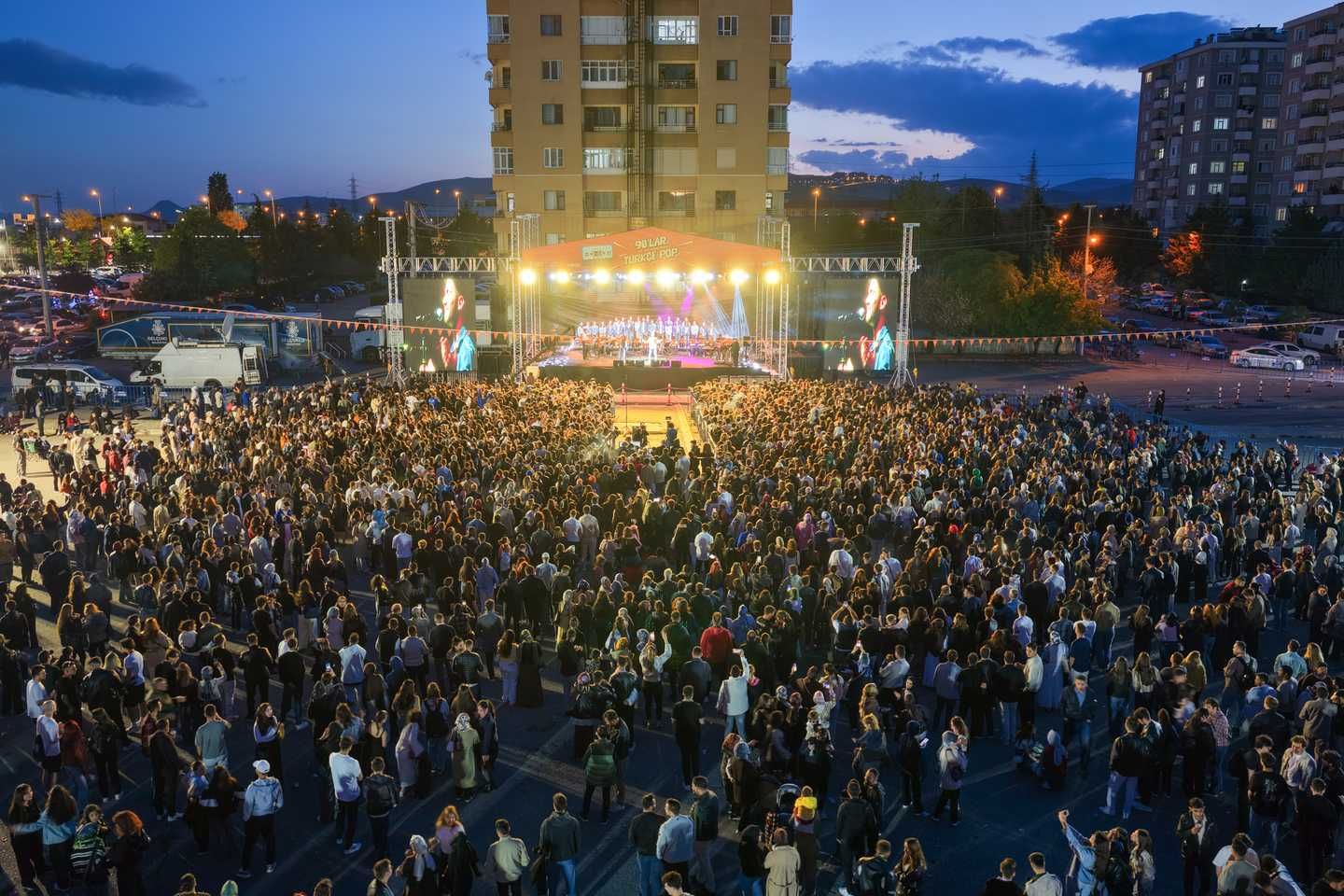 Selçuklu’da Nostalji Dolu Gece:  90’lar Rüzgarı Konya’yı Salladı!
