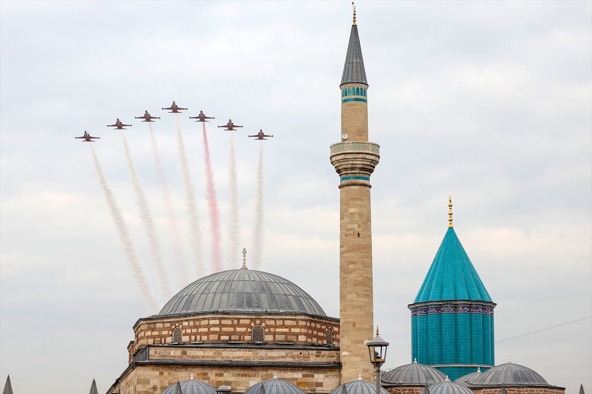 Türk Yıldızları, Konya'da gösteri uçuşu yaptı