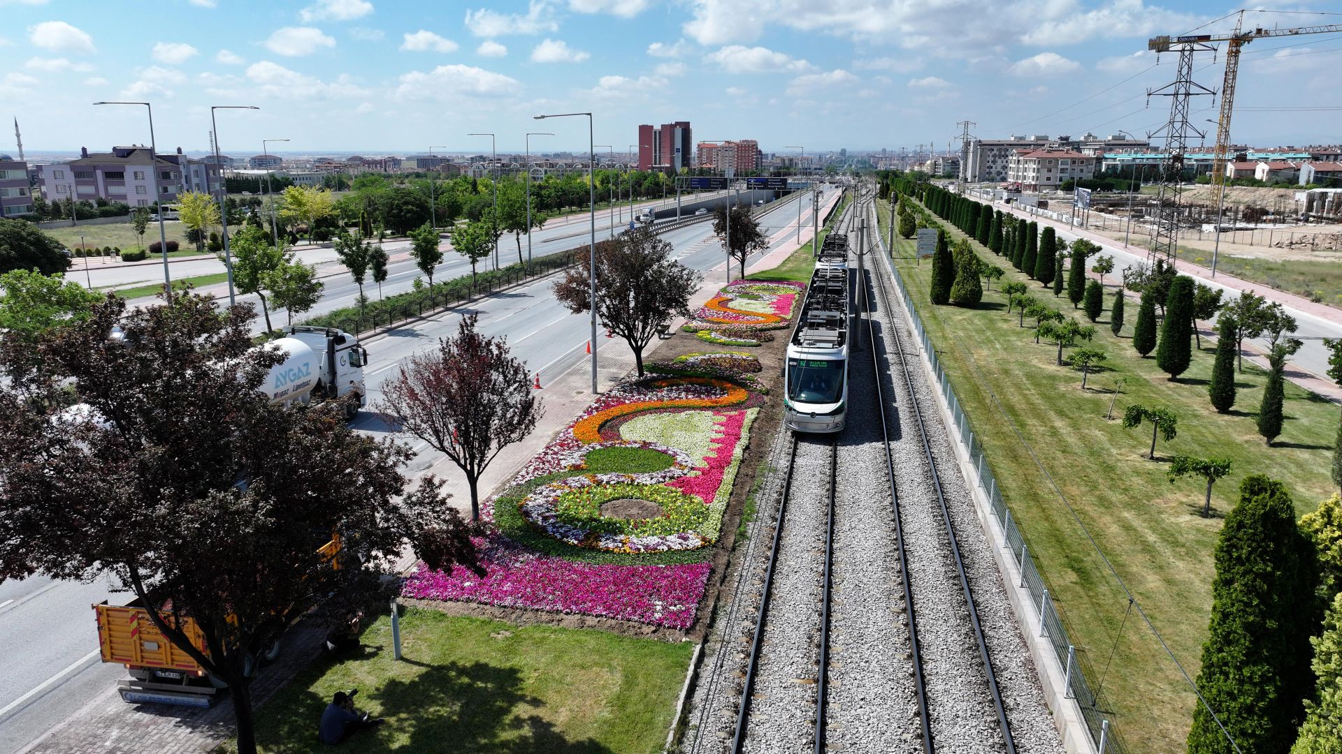 Konya Büyükşehir’in çiçeklerle bezediği cadde ve parklar göz kamaştırıyor