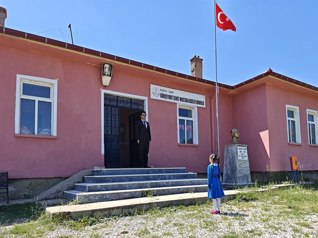 Konya'da Okulun tek öğrencisi İlayda’nın karne sevinci