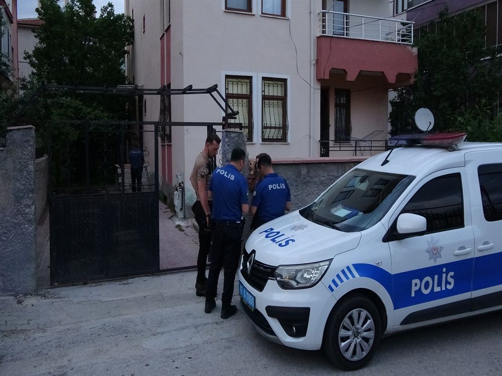 Konya'da Uzaklaştırma kararı olan koca, çocuklarının gözü önünde eşini boynundan bıçakladı